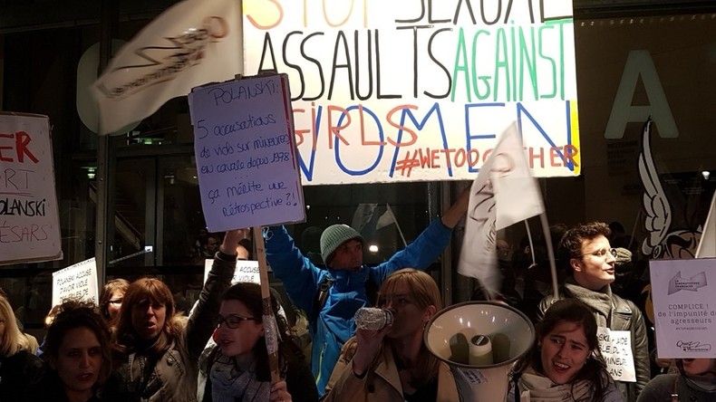 Weinstein, #MeToo, #Balancetonporc : les féministes manifestent contre Polanski à Paris (IMAGES)