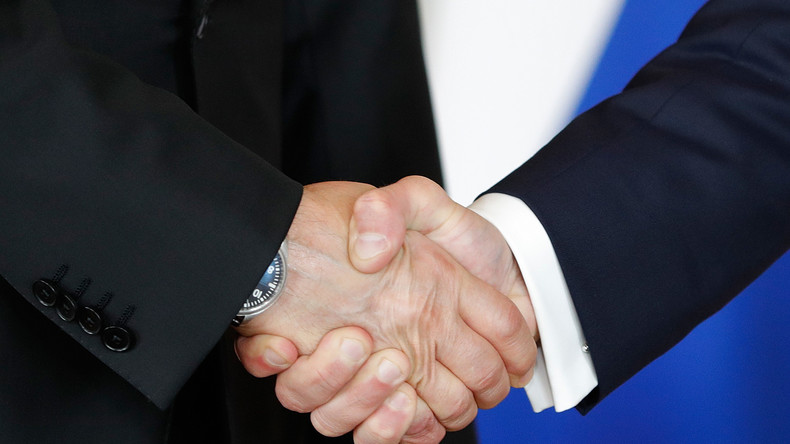 Macron à Saint-Pétersbourg : et si la France proposait la levée des sanctions contre la Russie ?