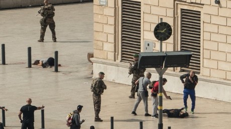 Un policier en civil met en joue l'auteur présumé de l'attaque au couteau de Marseille, revendiquée par Daesh