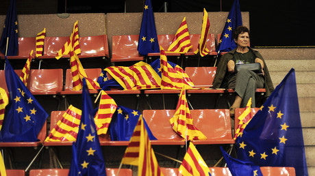 Drapeaux catalan et européen lors d'un meeting d'indépendantistes catalans
