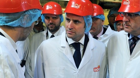 Emmanuel Macron en 2015, alors ministre de l'Economie, en déplacement à Châteaulin