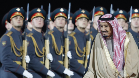 Le roi Salmane devant une haie d'honneur à Moscou lors de sa visite. 