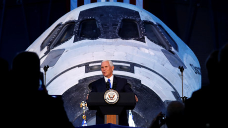 Mike Pence devant les participants à la première réunion du National Space Council le 5 octobre. 