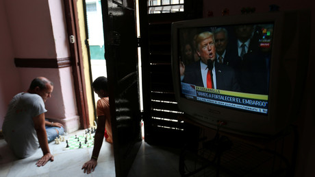 Deux hommes jouent aux échecs lors du discours de Trump sur le renforcement de l'embargo contre Cuba (image d'illustration).