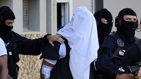 La police française escortant Yassin Salhi, un terroriste ayant décapité son directeur, en juin 2015.