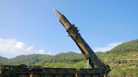 Kim Jong-un inspectant un missile balistique intercontinental Hwasong-14 en juillet 2017