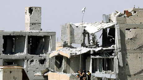 Des combattants arabo-kurdes levant un drapeau blanc à Raqqa 