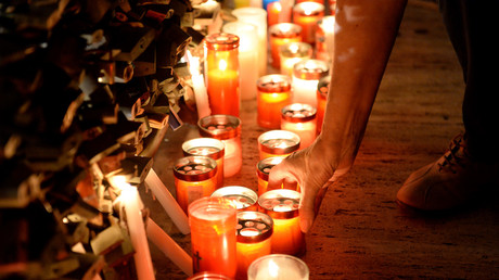 Bougies déposées par des anonymes venus rendre hommage à Daphne Caruana Galizia, journaliste d'investigation maltaise, assassinée dans un attentat à la voiture piégée le 16 octobre.