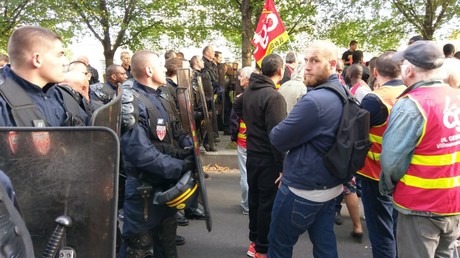 Face à face entre manifestants et CRS lors de la visite d'Emmanuel Macron à Gennevilliers, photo ©Jonathan Moadab/RT France