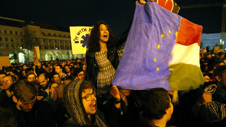 Manifestation pro-Union européenne en défense de l'Université d'Europe centrale financée par George Soros devant le Parlement de Budapest en avril 2017, photo ©Laszlo Balogh