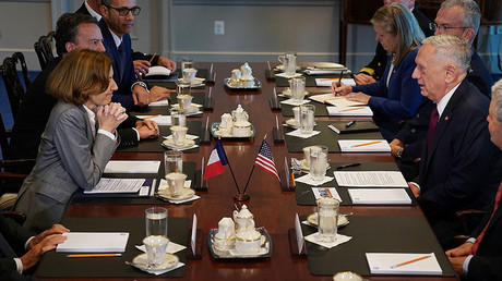 La ministre française de la Défense Florence Parly lors d'une rencontre avec son homologue américain James Mattis au Pentagone le 20 octobre 2017 