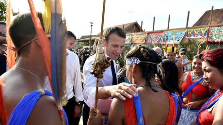 Emmanuel Macron lors de sa visite à Maripasoula le 27 octobre 