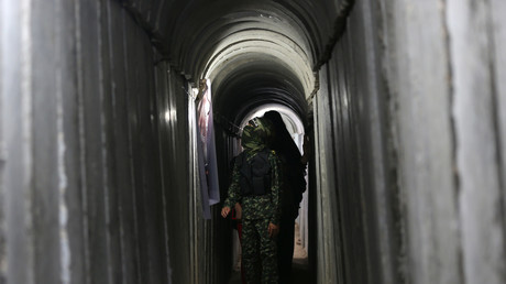 Un jeune Palestinien marche dans un tunnel de la bande de Gaza lors d'un exercice militaire du Hamas, en juillet 2016 (Image d'illustration)