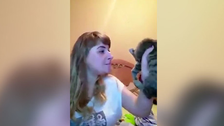 Une jeune femme torture son chat devant sa webcam, capture décran
