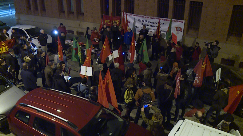 Une centaine de personnes célèbrent la Révolution d'Octobre devant la demeure de Lénine à Paris