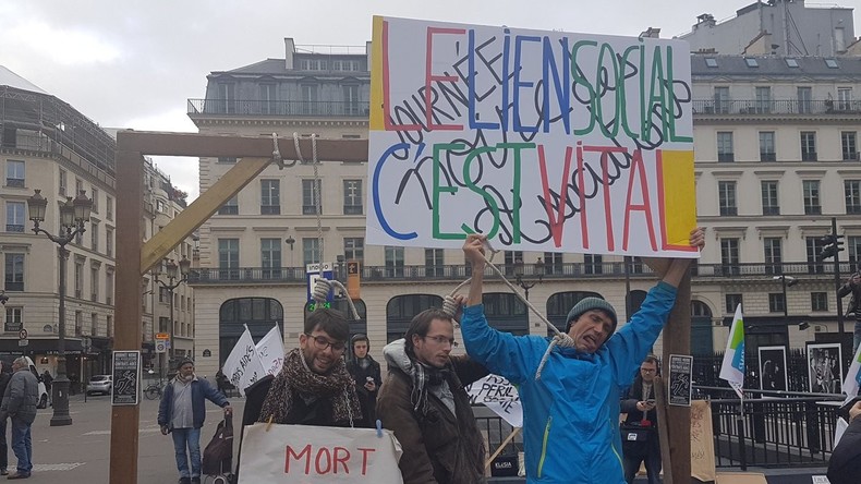 «Journée noire» des associations : manifestation pour la défense des contrats aidés à Paris (IMAGES)