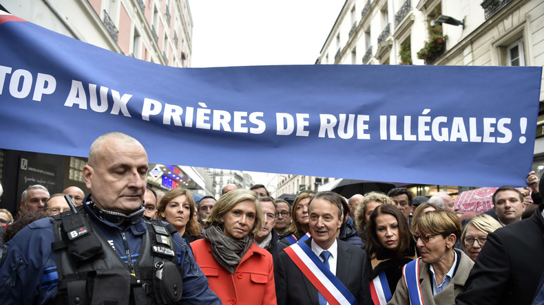 A Clichy une centaine d'élus LR, UDI, MoDem et FN tentent d'empêcher une prière de rue (IMAGES)