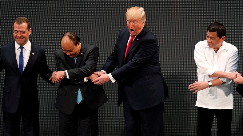Trump et Medvedev troublent la traditionnelle photo de famille de l'Asean à Manille (IMAGES)