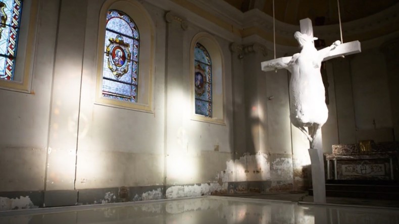 «Satanisme» ? Des catholiques belges furieux contre une vache crucifiée dans une église (IMAGES)