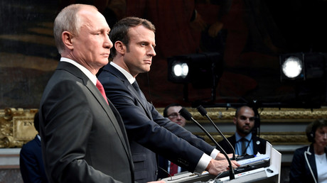 Vladimir Poutine et Emmannuel Macron lors de leur rencontre en France