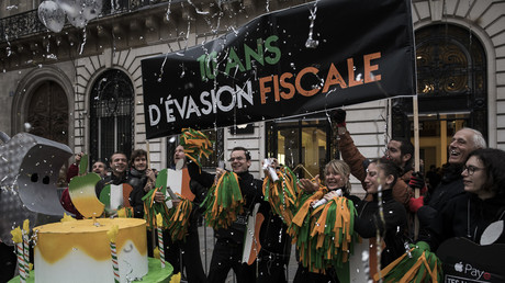 Les militants d'Attac manifestent avec humour à Paris devant une boutique Apple le 3 novembre, jour de la sortie de l'IPhone X pour protester contre le groupe américain.