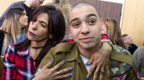  Elor Azaria dans les bras de sa mère après sa condamnation à Tel-Aviv le 21 février. 