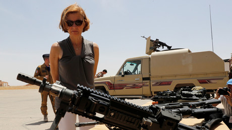 Florence Parly inspecte les armes sur une base aérienne en Jordanie, juillet 2017