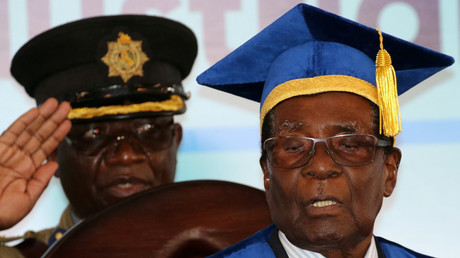 Robert Mugabe à une cérémonie de remise de diplômes le 17 novembre à Harare.