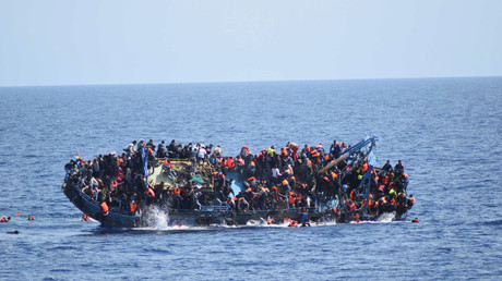 Mai 2016, des migrants renversent leur embarcation avant une opération de sauvetage en mer au large de le Libye, illustration