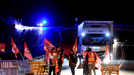 Routiers manifestant devant le tunnel de Fréjus, près de la frontière italienne, le 21 novembre 2017.