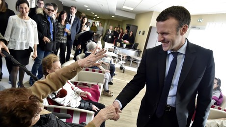 Emmanuel Macron rendant visite à des retraités en 2016