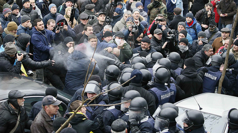 Emeute à Kiev: l'Ukraine donne un ultimatum à Saakachvili après qu'il a échappé à la police (IMAGES)