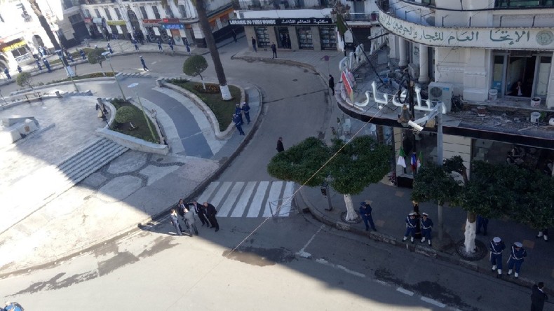 Alger : les habitants agacés du toilettage «à la française» de la ville pour l'arrivée de Macron