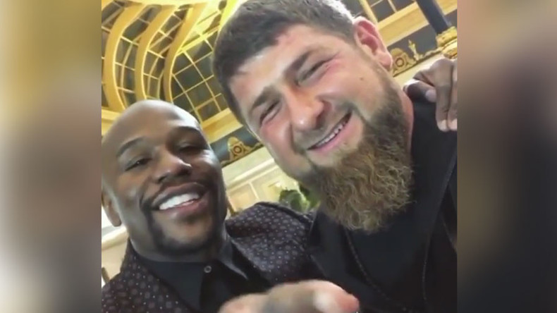 «C'est mon pote !» : à Grozny, Floyd Mayweather parle boxe et citoyenneté russe avec Ramzan Kadyrov