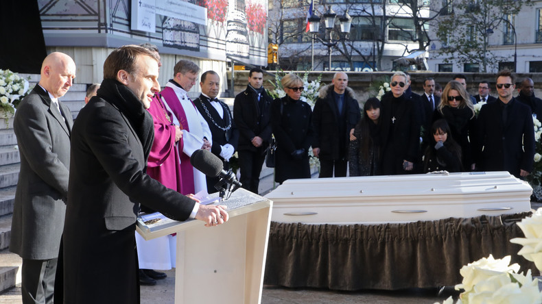 Emmanuel Macron hué par la foule lors de son discours en hommage à Johnny Hallyday (VIDEO)