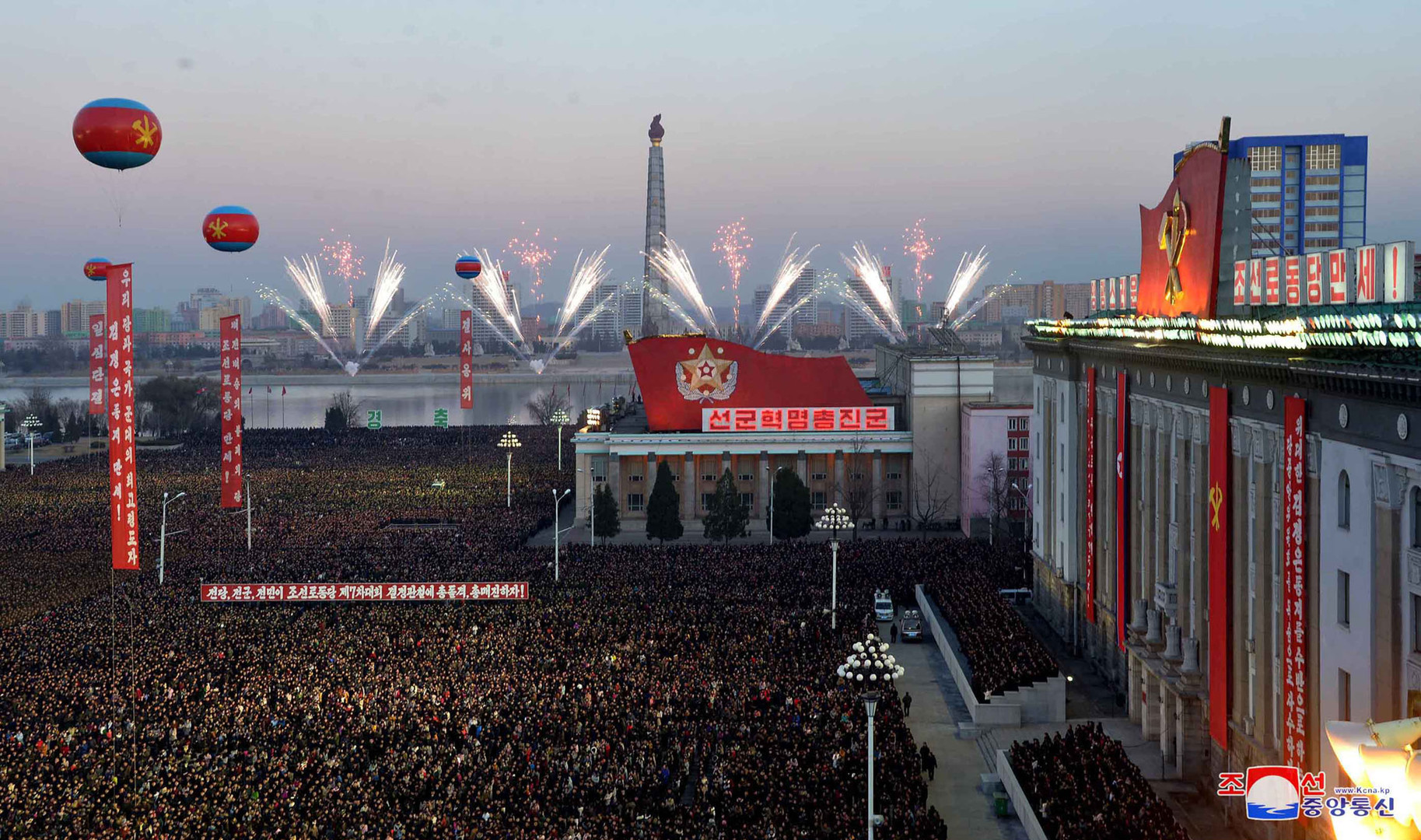 La Corée du Nord célèbre en grande pompe son nouveau statut d'«Etat nucléaire» (IMAGES)