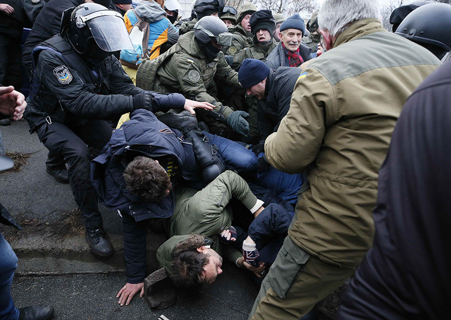 Emeute à Kiev: l'Ukraine donne un ultimatum à Saakachvili après qu'il a échappé à la police (IMAGES)
