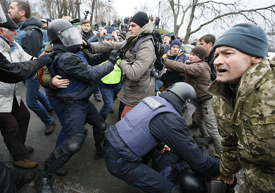 Emeute à Kiev: l'Ukraine donne un ultimatum à Saakachvili après qu'il a échappé à la police (IMAGES)