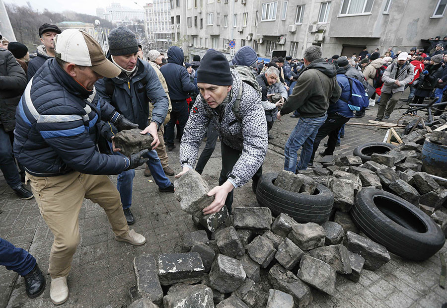 Emeute à Kiev: l'Ukraine donne un ultimatum à Saakachvili après qu'il a échappé à la police (IMAGES)