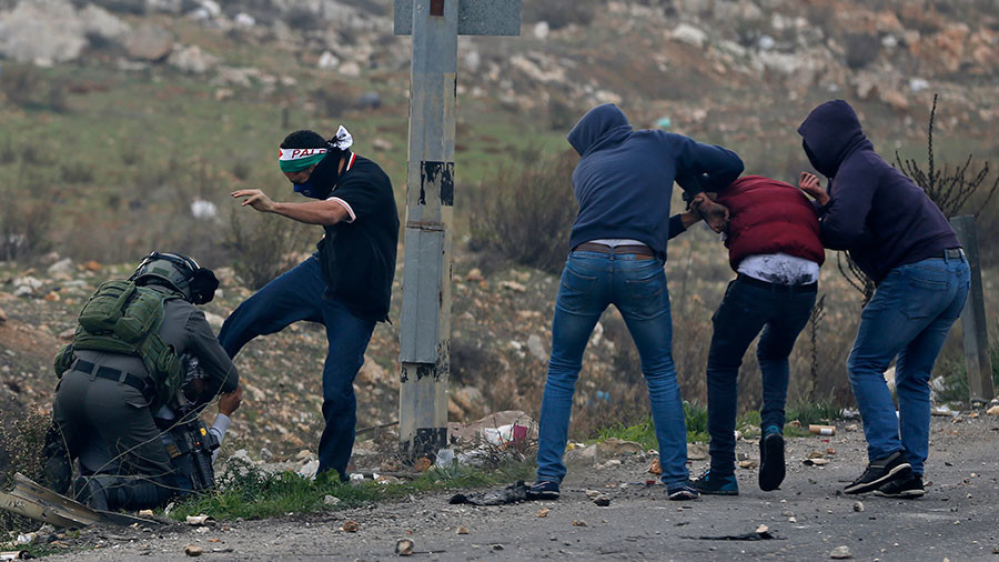 Des agents infiltrés israéliens dispersent une manifestation de Palestiniens à Ramallah (IMAGES)