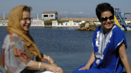 Deux femmes algériennes sur une plage privée d'Alger