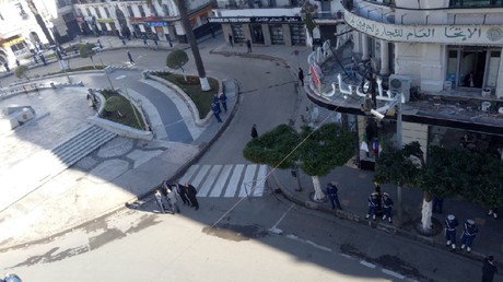La ville d'Alger se prépare à recevoir Emmanuel Macron.