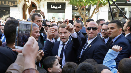 Emmanuel Macron durant son bain de foule à Alger, entouré de ses gardes, le 6 décembre 2017.