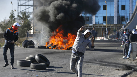 Des jets de pierre et des pneus enflammés, les Palestiniens se révoltent contre les autorités israélienne à Ramallah (Cisjordanie)