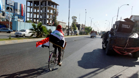 Un homme à bicyclette dans les rues de Kirkouk après l'annonce de la libération totale du territoire irakien