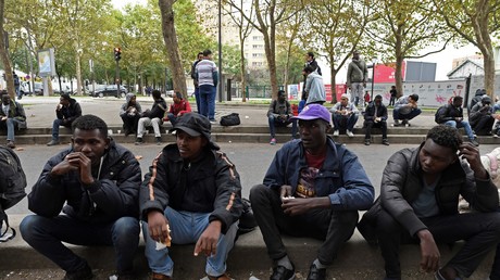 Migrants sur un trottoir parisien