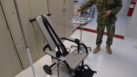 Lors d'une visite à Guantanamo escortée par l'armée américaine en avril 2014, un médecin militaire explique les procédures de la «chaise d'alimentation», qui force les détenus à ingérer de la nourriture par des tuyaux, lorsqu'ils entament une grève de la faim. 