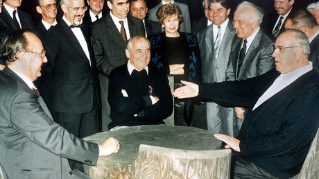 Le président de l'Etat soviétique et le chancelier allemand Helmut Kohl en pleine discussion, juillet 1990.