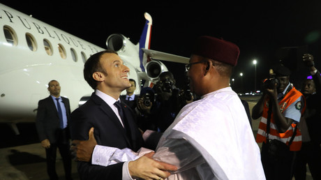 Emmanuel Macron, salué par le président nigérien Mahamadou Issoufou le 22 décembre 2017