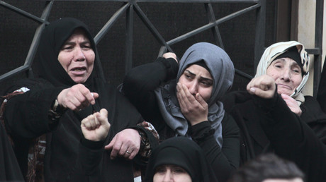 Des femmes en deuil pleurent un djihadiste à Beyrouth, en 2015, illustration